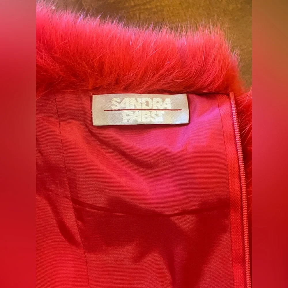 Vintage off-shoulder cocktail dress w/ fur trim. Fitted, lined, midi. Red. 10 - Picture 13 of 16